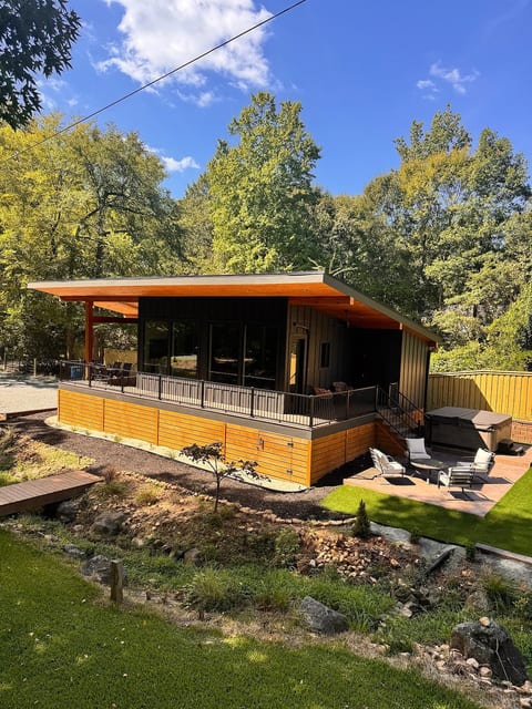 Luxury Modern Retreat | Walk2Shops | Hot Tub | EV