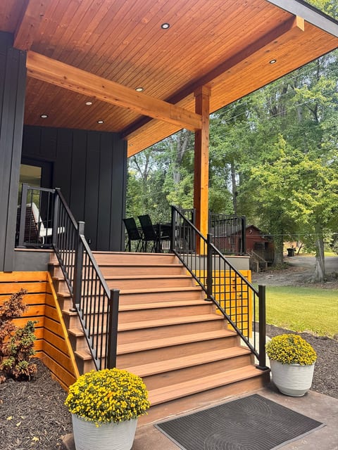 Luxury Modern Retreat | Walk2Shops | Hot Tub | EV