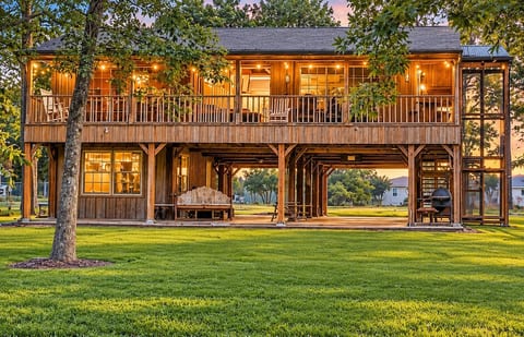 Escape to our charming, elevated lake house on beautiful Lake Livingston! Enjoy the spacious covered deck with cozy seating, a shaded outdoor gathering area, and plenty of room to relax, entertain, and make unforgettable lakeside memories.