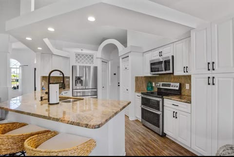 Rose Garden Retreat | Luxury Near Tarpon Point