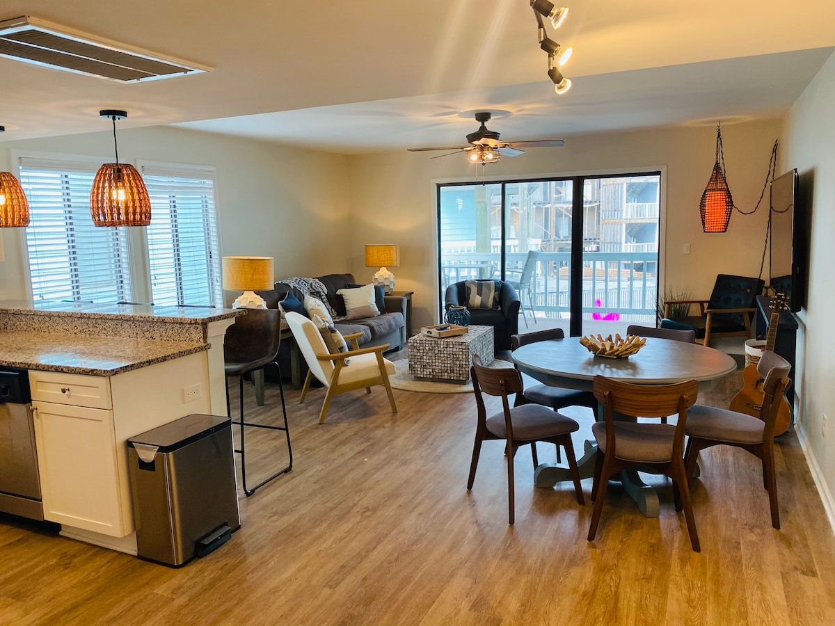 “ Surf Break” condo, STEPS to ocean! Next to pier