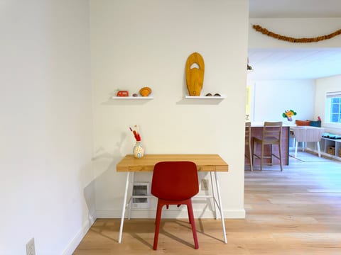Welcome to Longboard Cottage, owned by professional surfers, this is the place to come for chasing waves in Seaside's iconic Cove