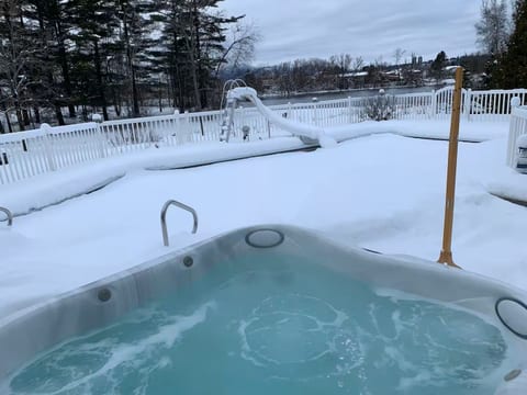Rez de Jardin at Magog: Waterfront•Pool•Hot tub•3 rooms