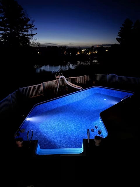 Rez de Jardin at Magog: Waterfront•Pool•Hot tub•3 rooms
