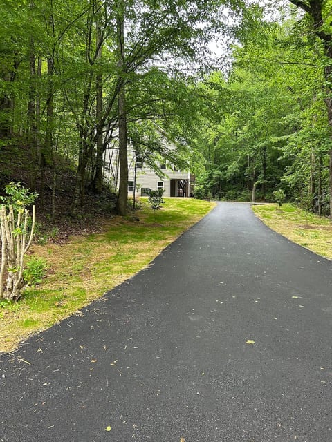 Driveway to the house from Chattahoochee Strasse