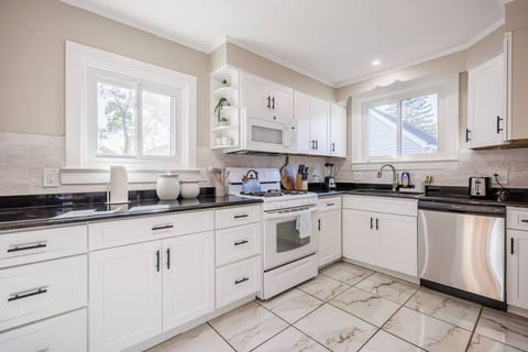 Quiet Luxury Stay - Near UofR, RIT & Golisano