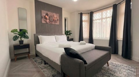 Stylish 3-BR With Hot Tub in Plaistow, East London