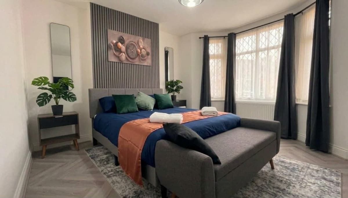 Stylish 3-BR With Hot Tub in Plaistow, East London