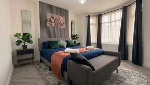 Stylish 3-BR With Hot Tub in Plaistow, East London