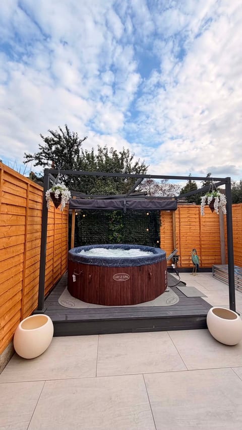 Stylish 3-BR With Hot Tub in Plaistow, East London