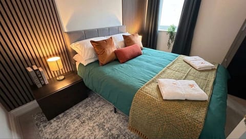 Stylish 3-BR With Hot Tub in Plaistow, East London