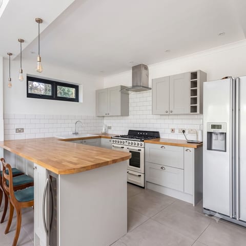 Stylish 2BR Garden Flat in Shepherd’s, West London image 4