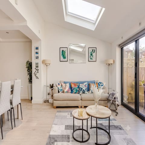 Stylish 2BR Garden Flat in Shepherd’s, West London image 3