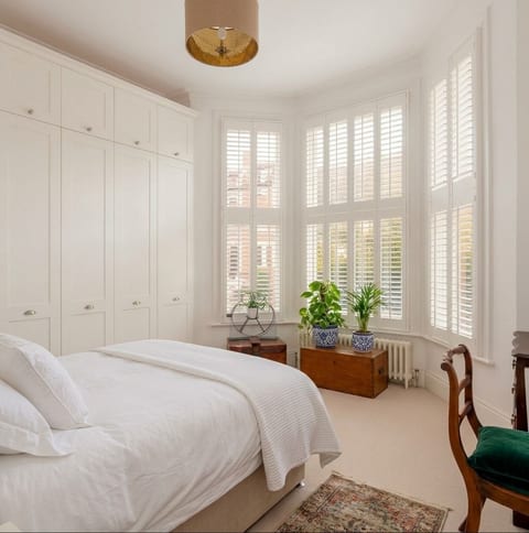 Stylish 2BR Garden Flat in Shepherd’s, West London image 1