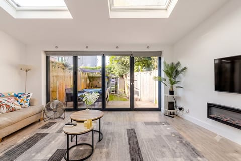 Stylish 2BR Garden Flat in Shepherd’s, West London image 5
