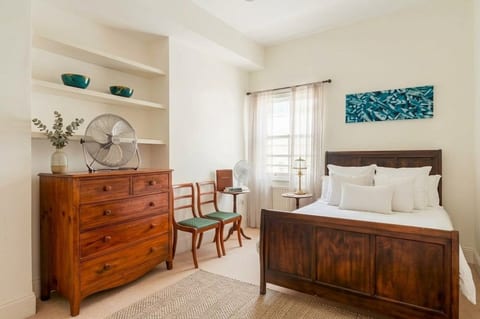 Stylish 2BR Garden Flat in Shepherd’s, West London image 2