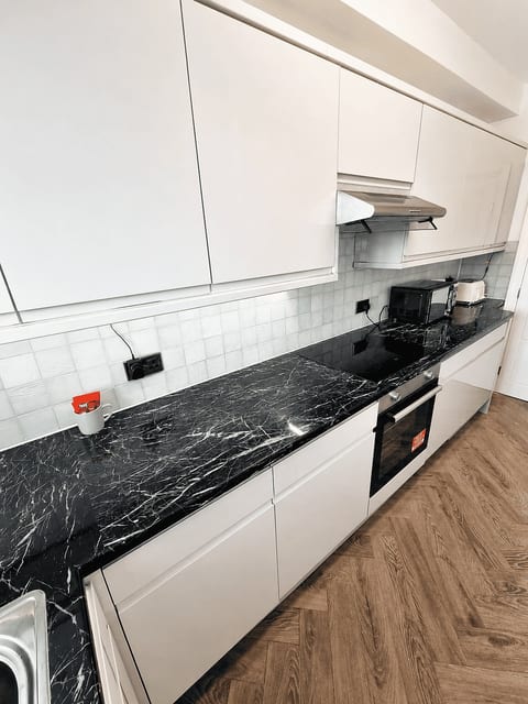 Stylish 2-Bed Apartment in Streatham, South London image 4