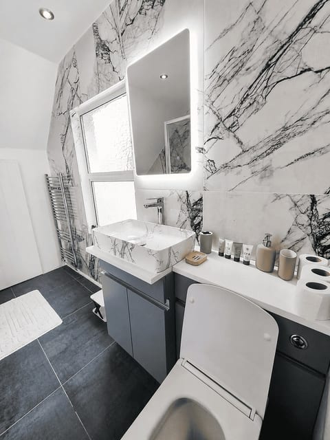Stylish 2-Bed Apartment in Streatham, South London image 5