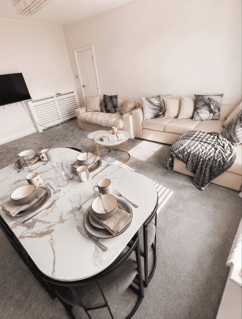 Stylish 2-Bed Apartment in Streatham, South London image 3