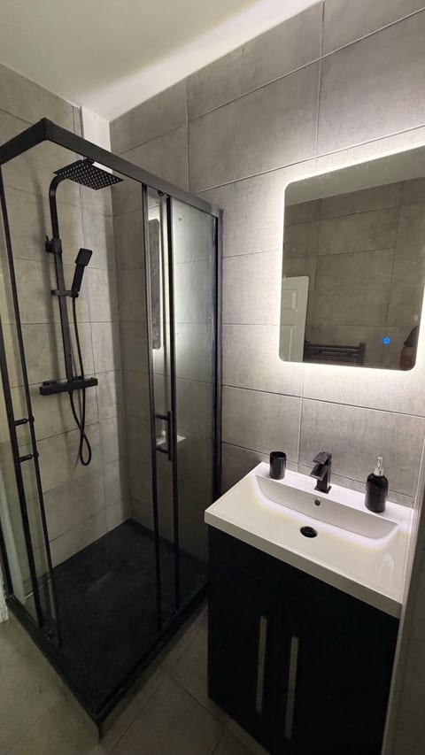 Comfortable 2-Bedroom Apartment in South London image 5