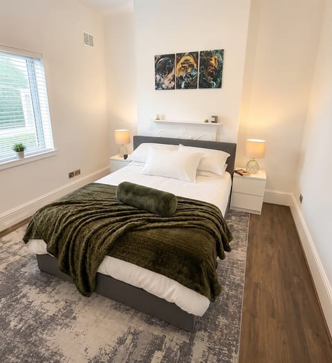 Comfortable 2-Bedroom Apartment in South London image 2
