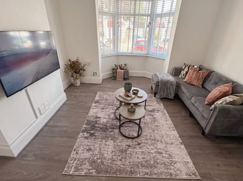 Comfortable 2-Bedroom Apartment in South London image 3