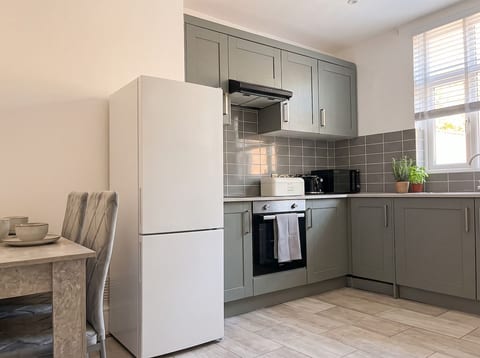 Comfortable 2-Bedroom Apartment in South London image 4