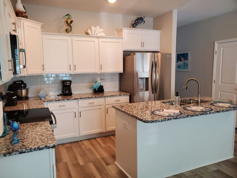 Coastline Townhome Beach Getaway - Located in Cedar Point, NC