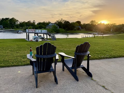 Waterfront Apartment w/boat lift in Swansboro.   Beautiful dock deck views - kayak launch w/kayaks - boat lift.