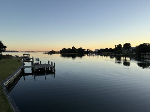 Waterfront Apartment w/boat lift in Swansboro.   Beautiful dock deck views - kayak launch w/kayaks - boat lift.