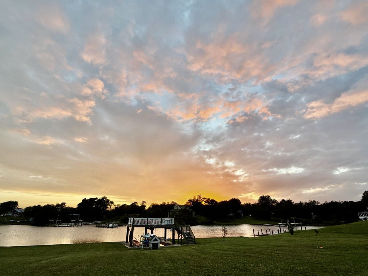 Waterfront Apartment w/boat lift in Swansboro. Beautiful dock deck views - kayak launch w/kayaks - boat lift.