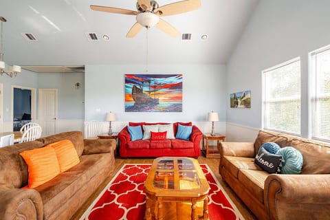 Central 2BR/2BA, Easy Beach Access, Sleeps 10