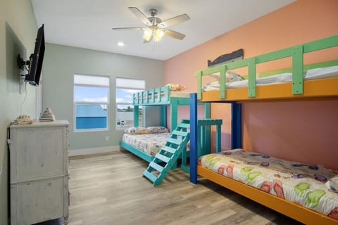 King Bed, Fireplace. Sleeps 8