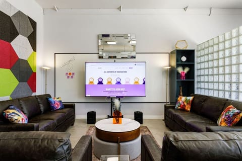 Lounge with a big screen and room for the whole group