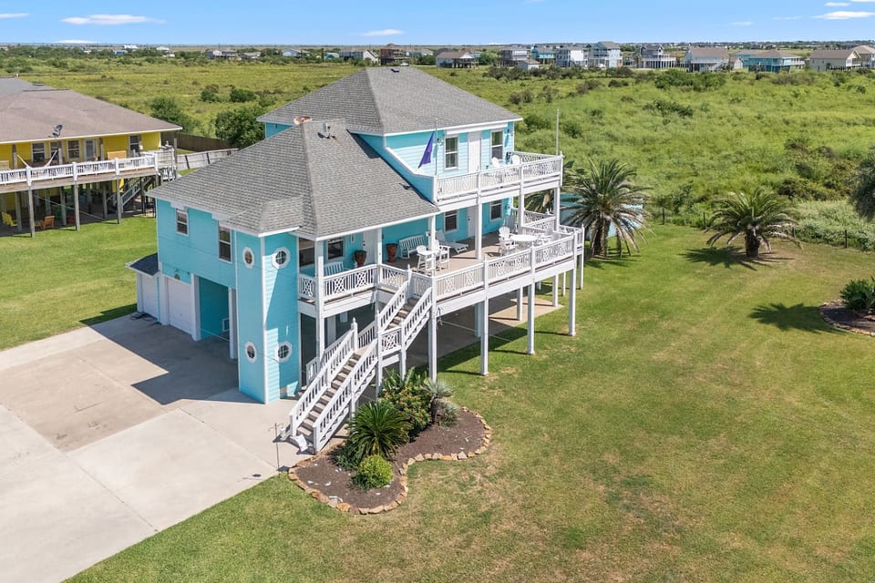 Big lot with landscaped palms and a long drive