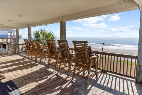 Beachfront • Fire Pit • Gourmet Kitchen • Views