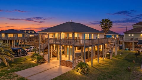 Gulf Views & Coastal Breezes | Pet Friendly + Deck