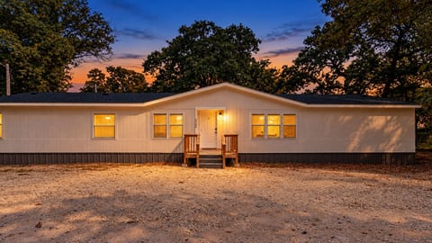 Twilight glow on this lake retreat, minutes from Lake Texoma
