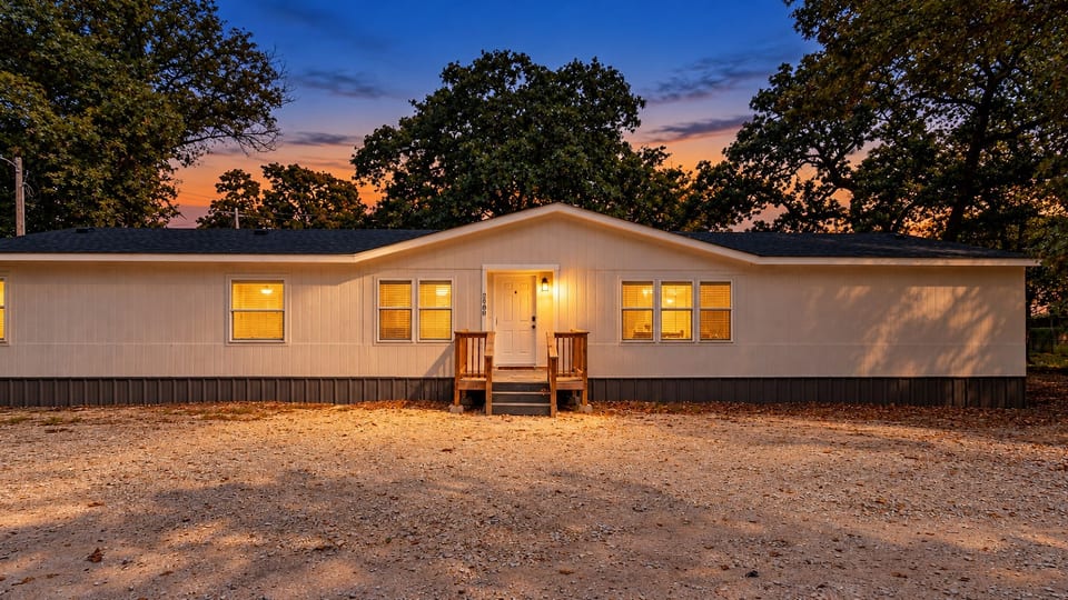 Twilight glow on this lake retreat, minutes from Lake Texoma