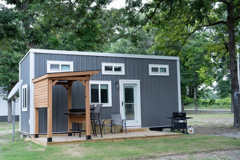 Cozy tiny home under shade trees, less than half a mile to Lake Texoma