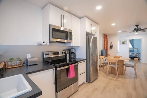 Modern 3BR near downtown with fenced backyard