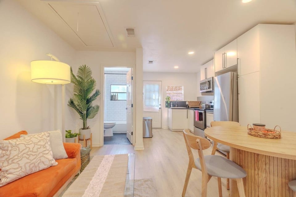 Modern 3BR near downtown with fenced backyard - San Antonio