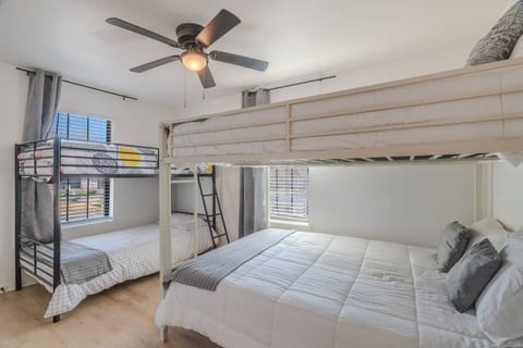 Modern 3BR near downtown with fenced backyard