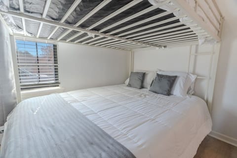 Modern 3BR near downtown with fenced backyard