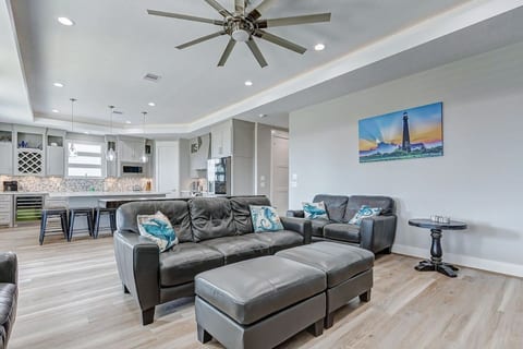 Open living room with leather sofas and a kitchen bar