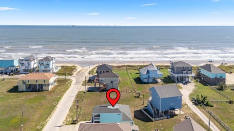 Aerial view: about a two-minute walk to the beach