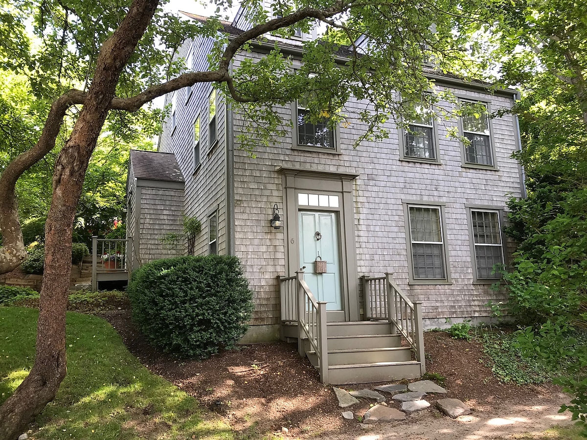 Charming home tucked on a lovely lane - 10 min walk to main street