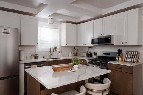 Modern Farmhouse MKE 3 BR 2.5 BA BayView LuxeHome image 4