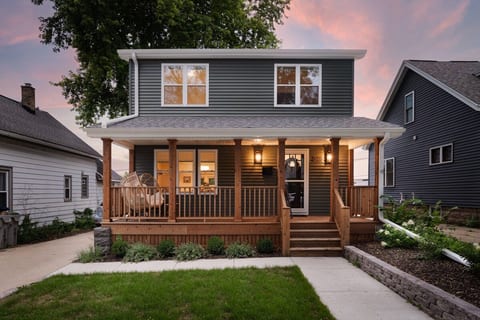 Modern Farmhouse MKE 3 BR 2.5 BA BayView LuxeHome image 2