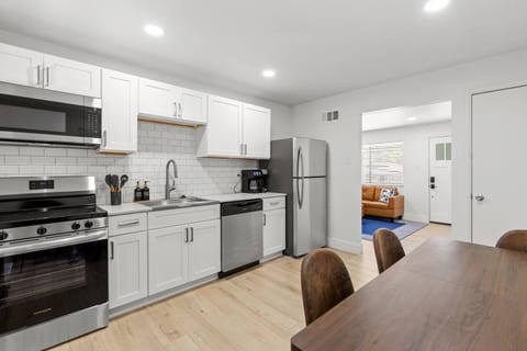Spacious Modern 2BR | King bed | Close to Airport